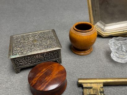 Lot de bibelots comprenant:
Boite, pot, coupelle,...