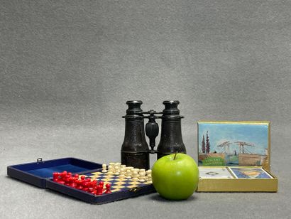 Lot comprenant: jeu d'échec de voyage, jeux...