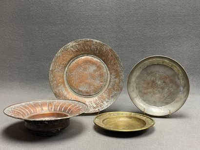 Quatre plats en cuivre 
D. :23 cm, 25 cm,...