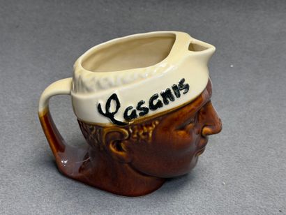 CASANIS. 
Pichet en faïence émaillée représentant...