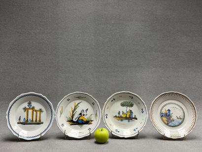Quatre assiettes en faïence de Nevers début...