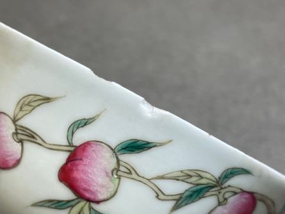 Bol en porcelaine de Chine. à décor de pêches...