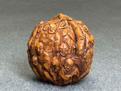 Deux Noix sculptées de personnages et d'animaux....