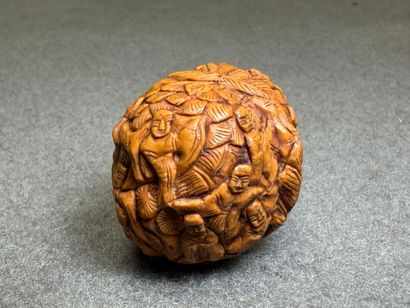 Deux Noix sculptées de personnages et d'animaux....