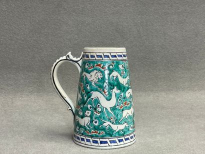 Chope en faïence de style perse. 
H. :19,5...