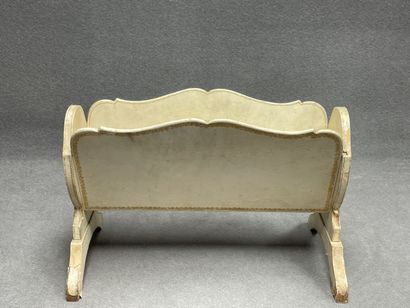 Porte revues en bois en placage de parchemin....