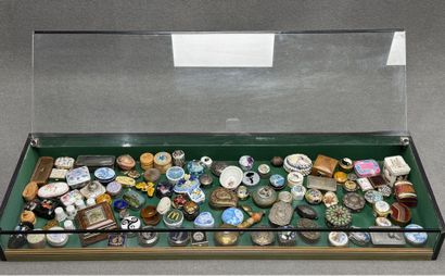 Vitrine plate comprenant des boites, tabatières...
