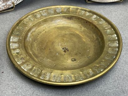 Quatre plats en cuivre 
D. :23 cm, 25 cm,...