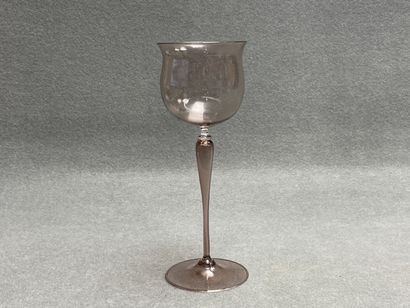 Grand verre sur pied en verre mauve
H. :30...
