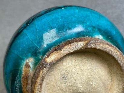 Petit vase en grès émaillé. 
Perse XIX°
H....