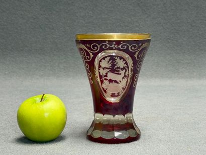 Vase en cristal de Bohème overlay, gravé...