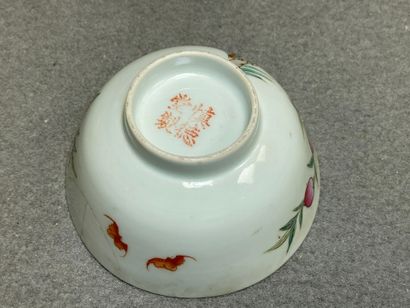 Bol en porcelaine de Chine. à décor de pêches...