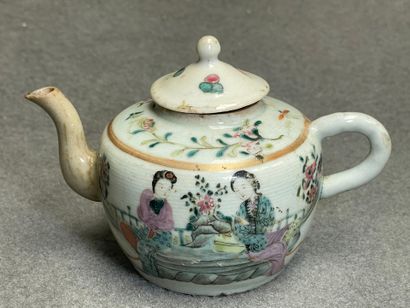 Théière en porcelaine de Chine. 
Fin XIX°
H....