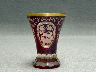 Vase en cristal de Bohème overlay, gravé...