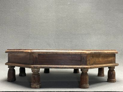 Table basse indienne. 
H. :20 cm. 
D. :66...