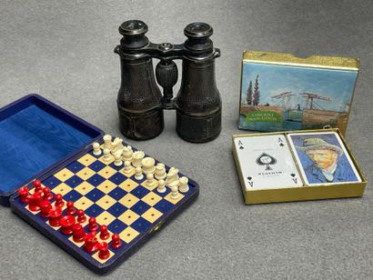 Lot comprenant: jeu d'échec de voyage, jeux...