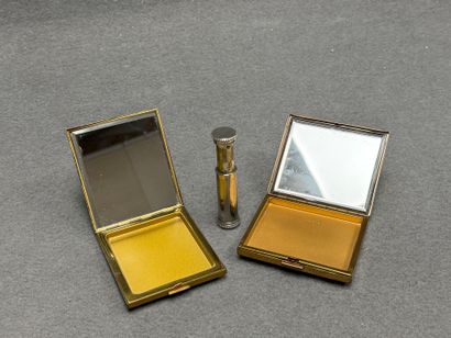 Deux poudriers et un vaporisateur de sac,...