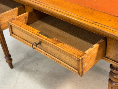 Bureau plat en noyer, dessus cuir 
Style...