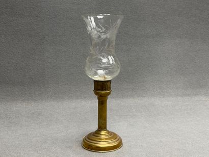 Lampe à pétrole en laiton et verre ciselé.
H:...