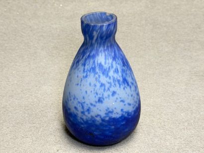 DELATTE à NANCY
Vase en verre marmoréen bleu.
H:...