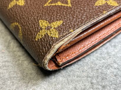 Louis VUITTON
Porte-monnaie en toile monogrammé.
14...