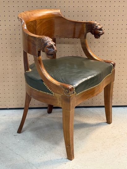 Fauteuil de bureau en noyer sculpté de mufles...
