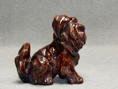Chien en faïence. 
H. :16 cm.
