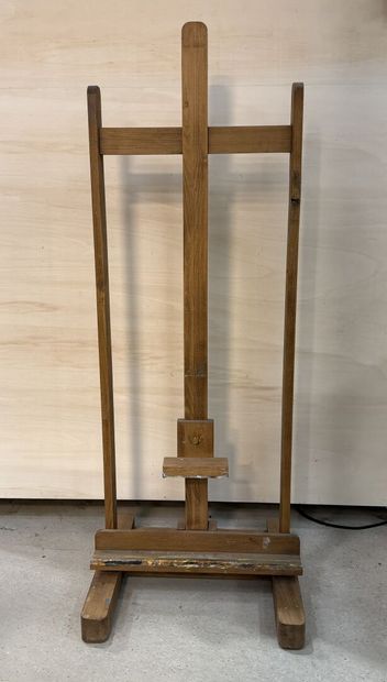 Chevalet droit. 
H. :137 à 234 cm.