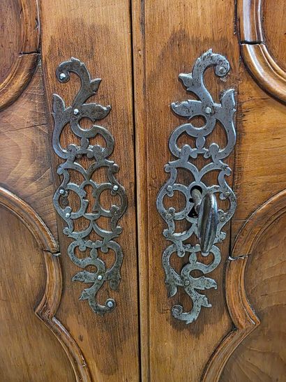 Armoire en noyer mouluré
Style Louis XV XIX°...