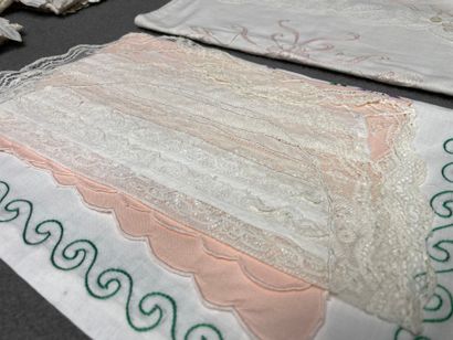 Ensemble de napperons et trois nappes au...