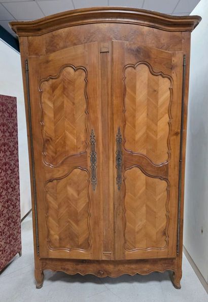 Armoire rustique en frisage de noyer et noyer
style...