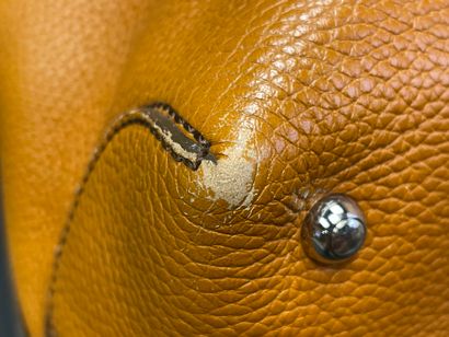 TOD'S. 
Sac à main en cuir. 
28 x 40 x 16...