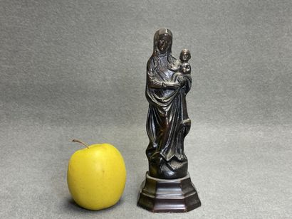 Vierge à l'enfant en bronze patiné. 
H. :21...