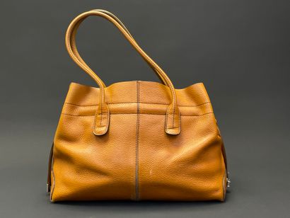 TOD'S. 
Sac à main en cuir. 
28 x 40 x 16...