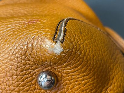 TOD'S. 
Sac à main en cuir. 
28 x 40 x 16...