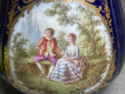 Limoges fin XIX°
Petit cache pot en porcelaine...