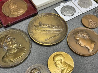Collection de 18 médailles en bronze fin...