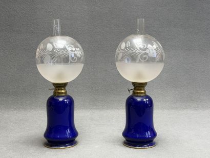 Paire de lampes à pétrole en porcelaine bleu...