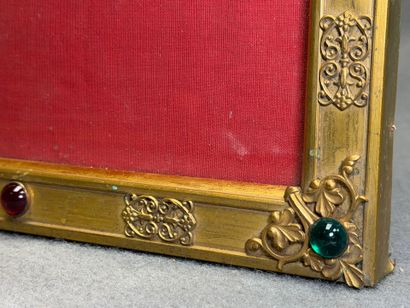 Cadre en laiton à décor de cabochons de verreries...