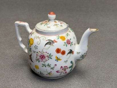 Théière en porcelaine de Chine.
Tampon rouge...