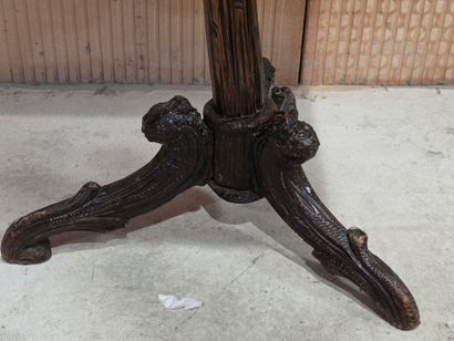 Guéridon tripode en chêne à l'imitation du...