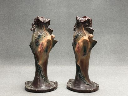 Paire de vases en platre patiné. 
Epoque...