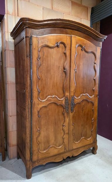 Armoire en noyer mouluré
Style Louis XV XIX°...