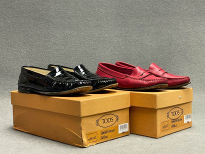 TOD'S.
Deux paires de mocassins de dame en...