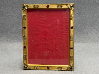 Cadre en laiton à décor de cabochons de verreries...