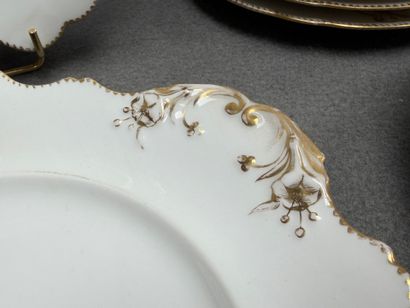 Service à dessert en porcelaine
-6 assiettes....