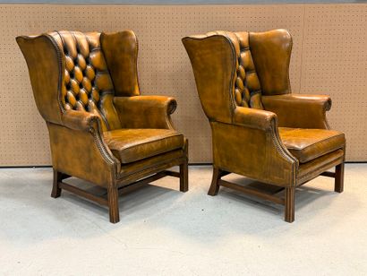 Paire de bergères à oreilles en cuir capitonné...