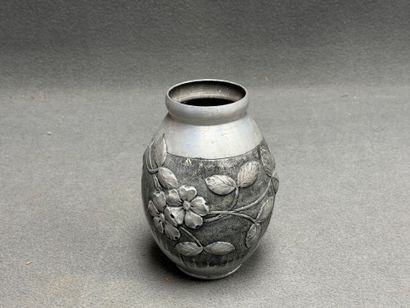 Vase art déco en étain à décor repoussé.
Signé...