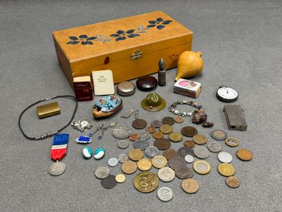 Coffret à compartiment garni d'objets de...