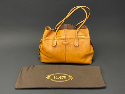 TOD'S. 
Sac à main en cuir. 
28 x 40 x 16...
